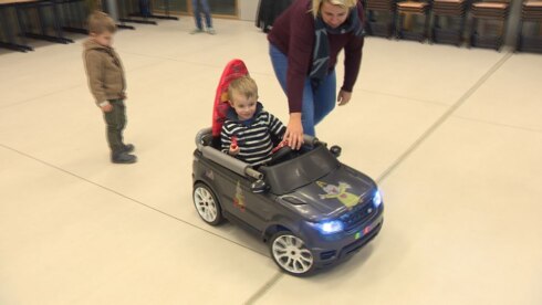 2017-11-08 00:00:00 - Kleuter met beperking krijgt elektrisch autootje