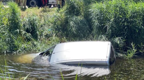 2023-06-21 00:00:00 - Auto in het water in Ieper: agenten redden tachtiger