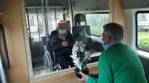 2020-04-29 00:00:00 - Babbelbus brengt rusthuisbewoners en familie veilig samen