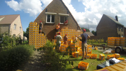 2017-09-07 00:00:00 - Gevel bekleed met 522 bierbakken