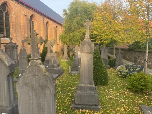 2020-10-20 00:00:00 - Mysterieus: opengebroken graven gevuld met werfmateriaal