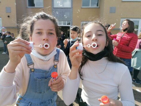 2021-05-26 00:00:00 - Zedelgemse kinderen blazen bellen tegen roken