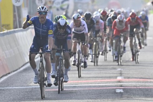 2021-03-24 00:00:00 - Bennett wint sprint in Oxyclean Classic Brugge-De Panne