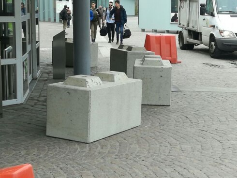 2018-11-28 00:00:00 - NMBS vervangt betonblokken door paaltjes aan station