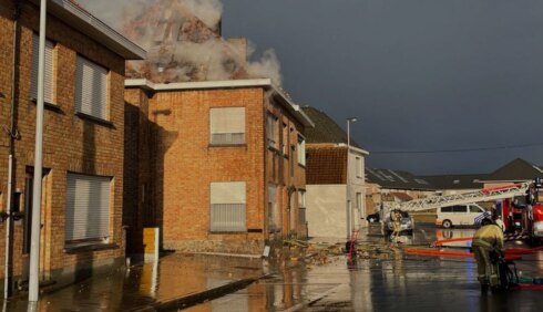2021-05-06 00:00:00 - Huis onbewoonbaar door brand na blikseminslag in Zedelgem