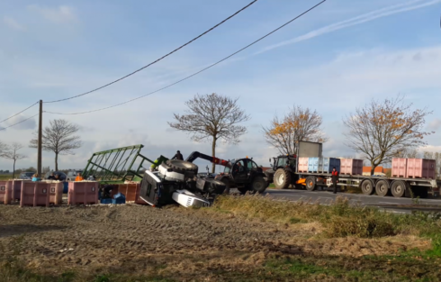 2016-11-03 00:00:00 - Tractor met bloemkolen gekanteld