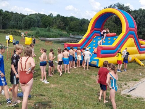 2023-06-27 00:00:00 - Boeken gaan toe op laatste activiteit van het schooljaar: "We proberen hen te prikkelen met beweging"