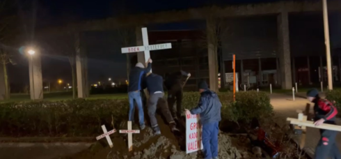 2022-12-08 00:00:00 - Boze boeren dumpen aarde aan stadhuis Ieper
