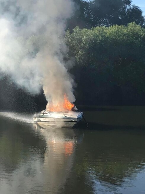 2022-06-29 00:00:00 - Plezierbootje brandt uit op Leie in Kuurne