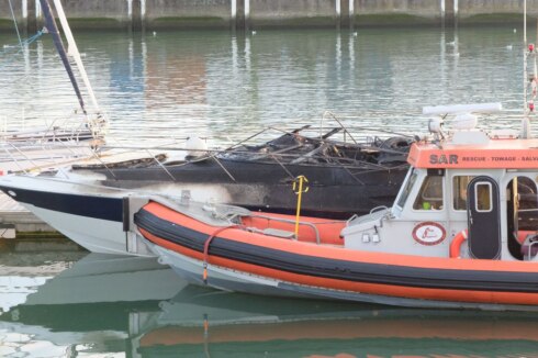 2016-08-24 00:00:00 - Brandende boot voor kust Oostduinkerke