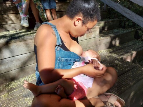 2022-08-03 00:00:00 - Baby aan borst in park: "Volhouden is de boodschap"