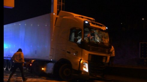2022-03-03 00:00:00 - Verstrooide trucker botst op signalisatievoertuig, E17 volledig dicht