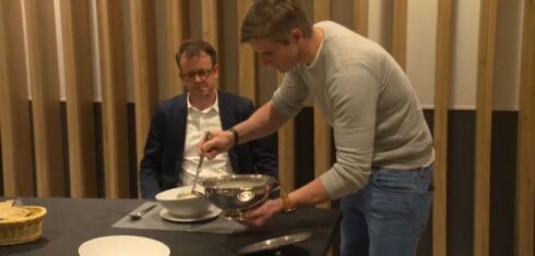 2020-04-16 00:00:00 - Sterrenchef maakt aspergesoep voor verpleegkundigen