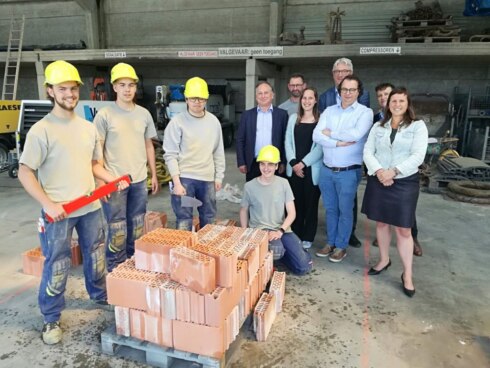 2019-05-28 00:00:00 - Leerlingen Petrus & Paulus West verhuizen naar bouwbedrijf