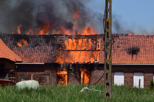 2021-06-02 00:00:00 - Felle brand legt hoeve in de as in Poperinge