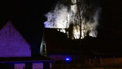 2021-04-14 00:00:00 - Bewoners en 10 honden ontsnappen uit brandend huis