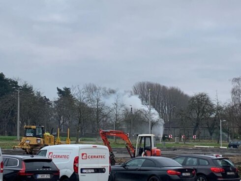 2021-12-13 00:00:00 - Loods met 50 ton stro vat vuur in Tielt, brandweer heeft de handen vol