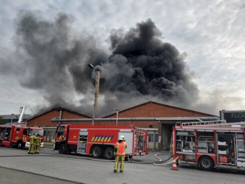 2019-07-09 00:00:00 - Zware uitslaande brand legt Gullegems bedrijf in de as