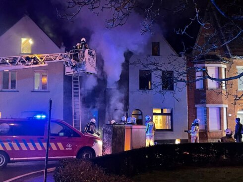 2021-02-01 00:00:00 - Rijhuis uitgebrand in Assebroek; brandweerman gewond