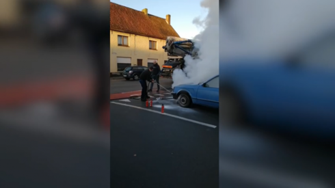 2021-12-07 00:00:00 - Chauffeur betonpomp blust brandende oldtimer in Zedelgem