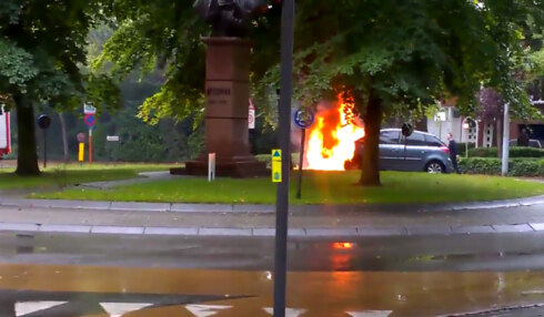 2017-09-18 00:00:00 - Wagen in brand op rotonde in Kortrijk