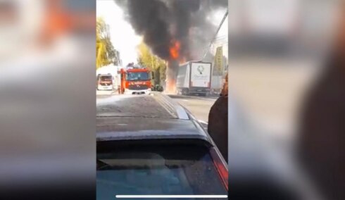 2021-04-22 00:00:00 - Vrachtwagen gaat in vlammen op in Kuurne