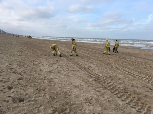 2019-01-04 00:00:00 - Brandweer ruimt klodders lagervet op strand