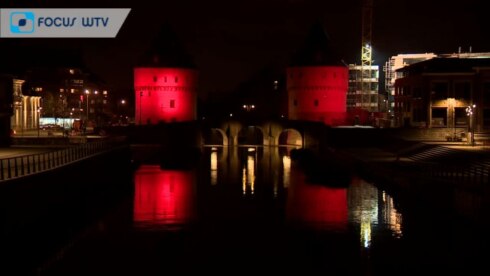 2020-11-26 00:00:00 - West-Vlaamse gebouwen kleuren oranje