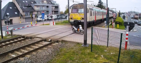 2023-04-30 00:00:00 - Bromfietser die slagbomen negeert, gevat