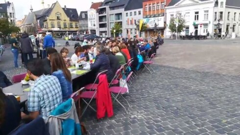 2017-09-20 00:00:00 - Langste eettafel zorgt voor "warme" broodlunch