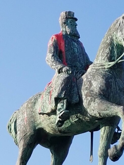 2017-08-23 00:00:00 - Standbeeld Leopold II besmeurd met rode verf