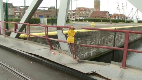 2016-09-02 00:00:00 - Vissersboot beschadigt brug