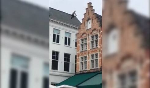 2018-06-06 00:00:00 - Waaghals loopt over daken Brugse Markt