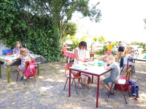 2020-06-02 00:00:00 - Kinderen volgen les in tuinen van ouders