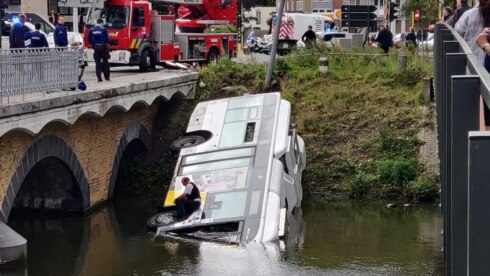2020-09-24 00:00:00 - Lijnbus rijdt van brug in het water in Brugge