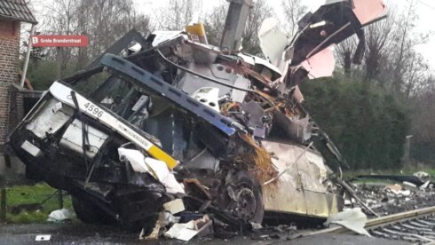2021-01-07 00:00:00 - Defecte lijnbus gegrepen door trein, treinverkeer dagenlang stil