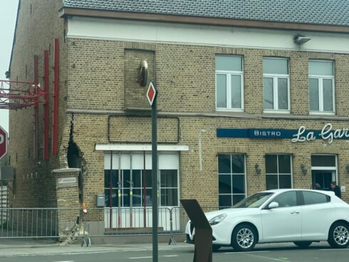 2021-04-21 00:00:00 - Café waar bus op inreed gestut
