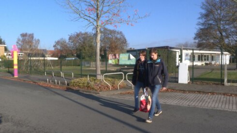 2018-11-23 00:00:00 - Leerlingen met autisme klussen in buurt