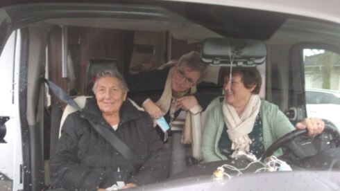 2020-12-24 00:00:00 - Oma in camper op bezoekronde bij de familie