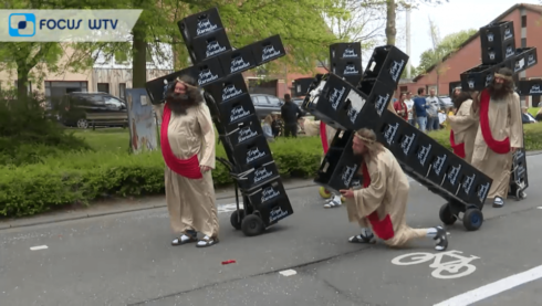 2022-05-01 00:00:00 - Van Christus tot de regionale TV: niets blijft overeind op carnaval Gullegem