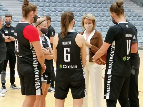 2021-06-08 00:00:00 - Koningin Mathilde wuift Cats uit... en toont ook zelf haar baskettalent