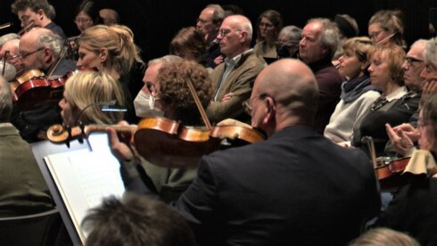 2022-04-08 00:00:00 - Publiek zit op podium in het orkest in ‘Club Surround’