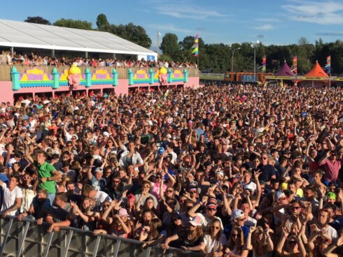 2016-07-17 00:00:00 - 16.000 muziekliefhebbers genieten op renbaan Waregem