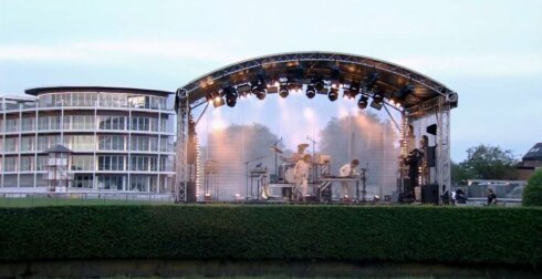 2020-08-23 00:00:00 - Compact Disk Dummies geven concert op lege renbaan Waregem