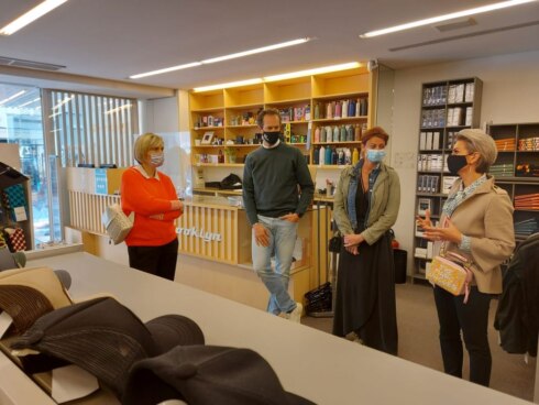 2021-04-26 00:00:00 - Einde paaspauze: minister Crevits bezoekt zwaar getroffen modesector