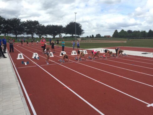 2016-09-04 00:00:00 - Nieuwe atletiekpiste in Beernem genoemd naar Tom Compernolle