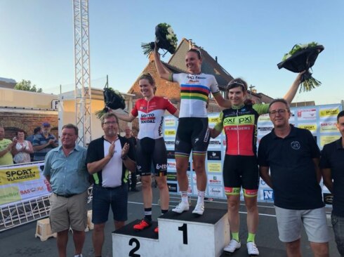 2018-07-24 00:00:00 - Chantal Blaak wint criterium in Boezinge