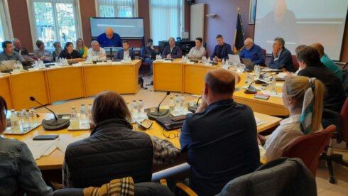 2022-04-27 00:00:00 - Opmerkelijk: voorzitter beëindigt gemeenteraad in Wervik - “Geen sprake van motie van wantrouwen”