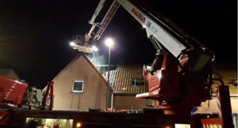 2017-11-01 00:00:00 - Dakbrand maakt woning onbewoonbaar in Moere