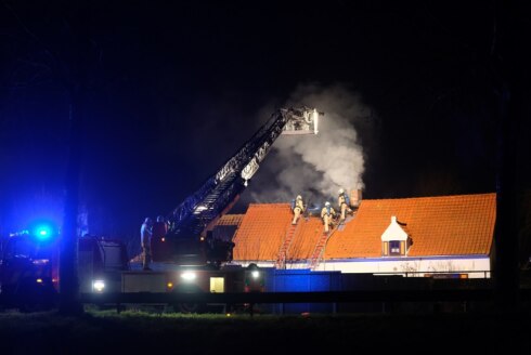 2023-02-22 00:00:00 - Zware uitslaande dakbrand in Wulpen bij Koksijde